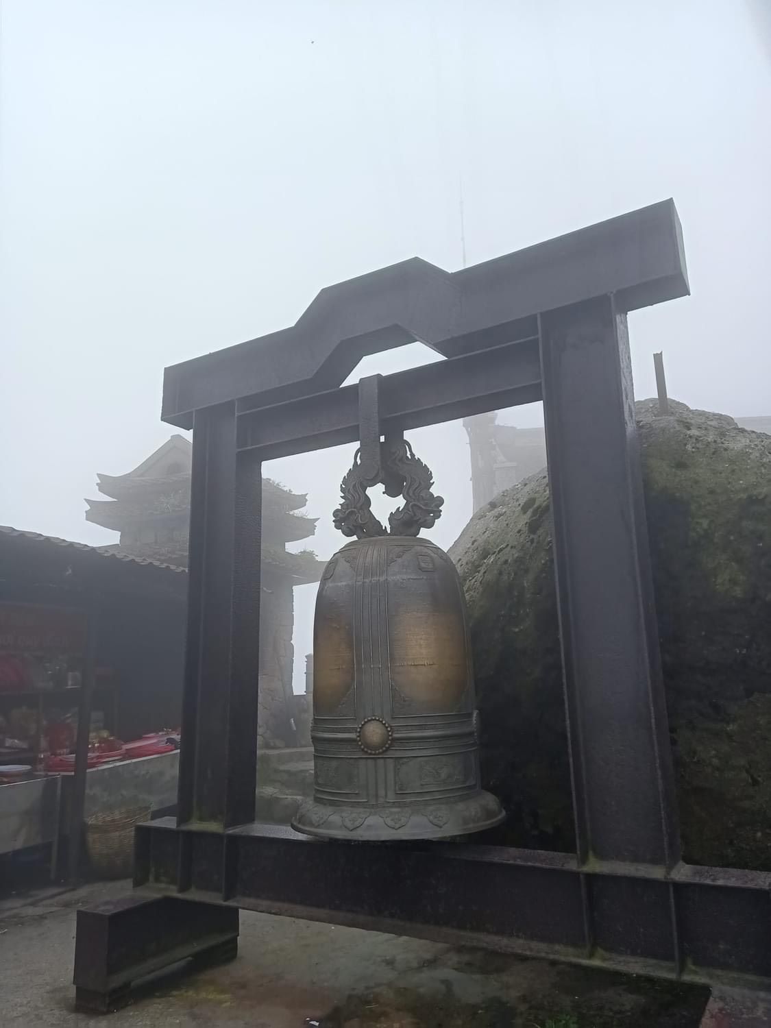 Tren dỉnh Chùa Dòng